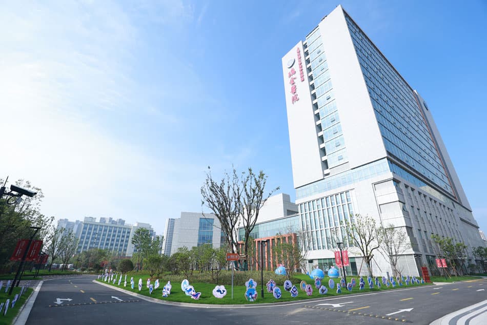 New clinical building at Ruijin Hospital Jiading campus under a clear blue sky
